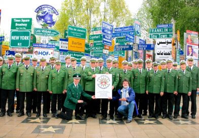 Polizeichor Nürnberg grüßt mit „Sangesschild“