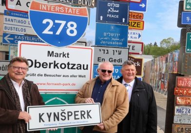 Drei Bürgermeister zelebrieren Schildergruß