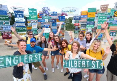 Schulklasse aus READING, Pennsylvania, USA, übergeben Schildergrüße
