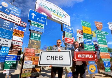 CHEB / Eger (Tschechien) grüßt mit Ortstafel und Straßenschild CHEB / Eger (Tschechien) grüßt mit Ortstafel und Straßenschild