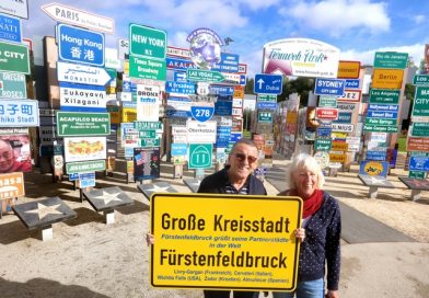 Fürstenfeldbruck – Schildergruß mit besonderem Hintergrund Fürstenfeldbruck – Schildergruß mit besonderem Hintergrund