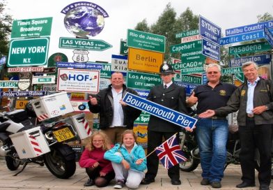 Original Bobby aus England bringt Schild „Bournemouth Pier“