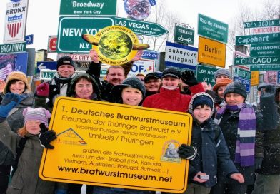 „Freunde der Thüringer Bratwurst e.V.“ verewigen sich im Fernweh-Park „Freunde der Thüringer Bratwurst e.V.“ verewigen sich im Fernweh-Park