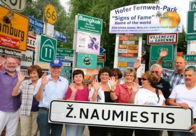 Z.NAUMIESTIS – IPA Reisegruppe bereichert Fernweh-Park mit Ortsschild aus Litauen