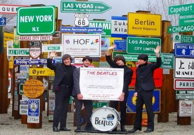 „THE SILVER BEATLES“ grüßen die Besucher des Fernweh-Parks