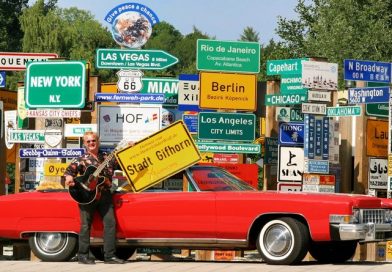 „Heinrich der Wolf“ mit Heimatortschild „Gifhorn“ und Original Cadillac von Johnny Cash