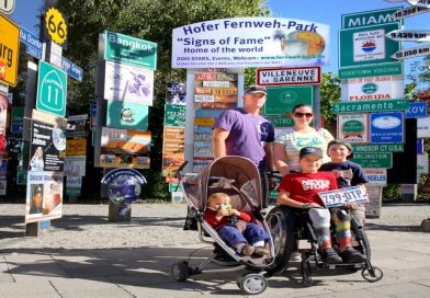 Rollstuhlfahrerkind bringt TEXAS Lisence Plate Sign – „Antenne Bayern“ Reiseführer macht`s möglich Rollstuhlfahrerkind bringt TEXAS Lisence Plate Sign – „Antenne Bayern“ Reiseführer macht`s möglich
