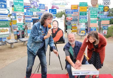 Kultfigur: Musik-Kabarettist FREDL FESL besucht den Fernweh-Park