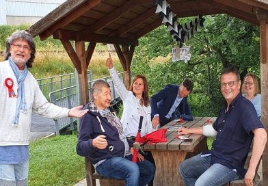 Runder Geburtstag: Initiator Klaus Beer sprachlos! „Antike“ Ehrennadel des Marktes Oberkotzau verliehen