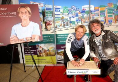 Bundestrainerin Martina Voss-Tecklenburg + die deutsche Frauen Fußball-Nationalmannschaft