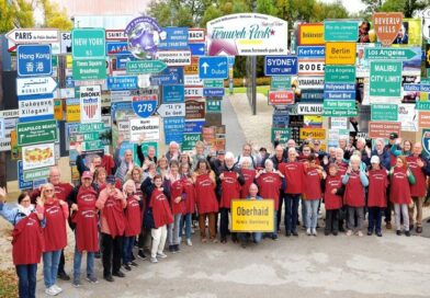 Megaauftritt des Bürgervereins Oberhaid mit vollem Programm: 50 Busgäste – Schild – Führung