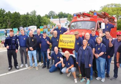 Historisches Feuerwehrauto aus Tauperlitz mit Gästen aus Meppen