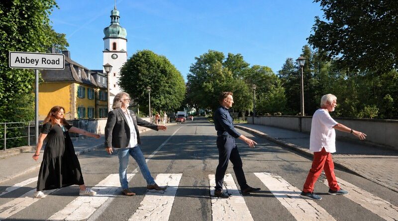 „Fernweh, Fame & Beatles“ / Oberkotzau wird zur „Abbey Road“